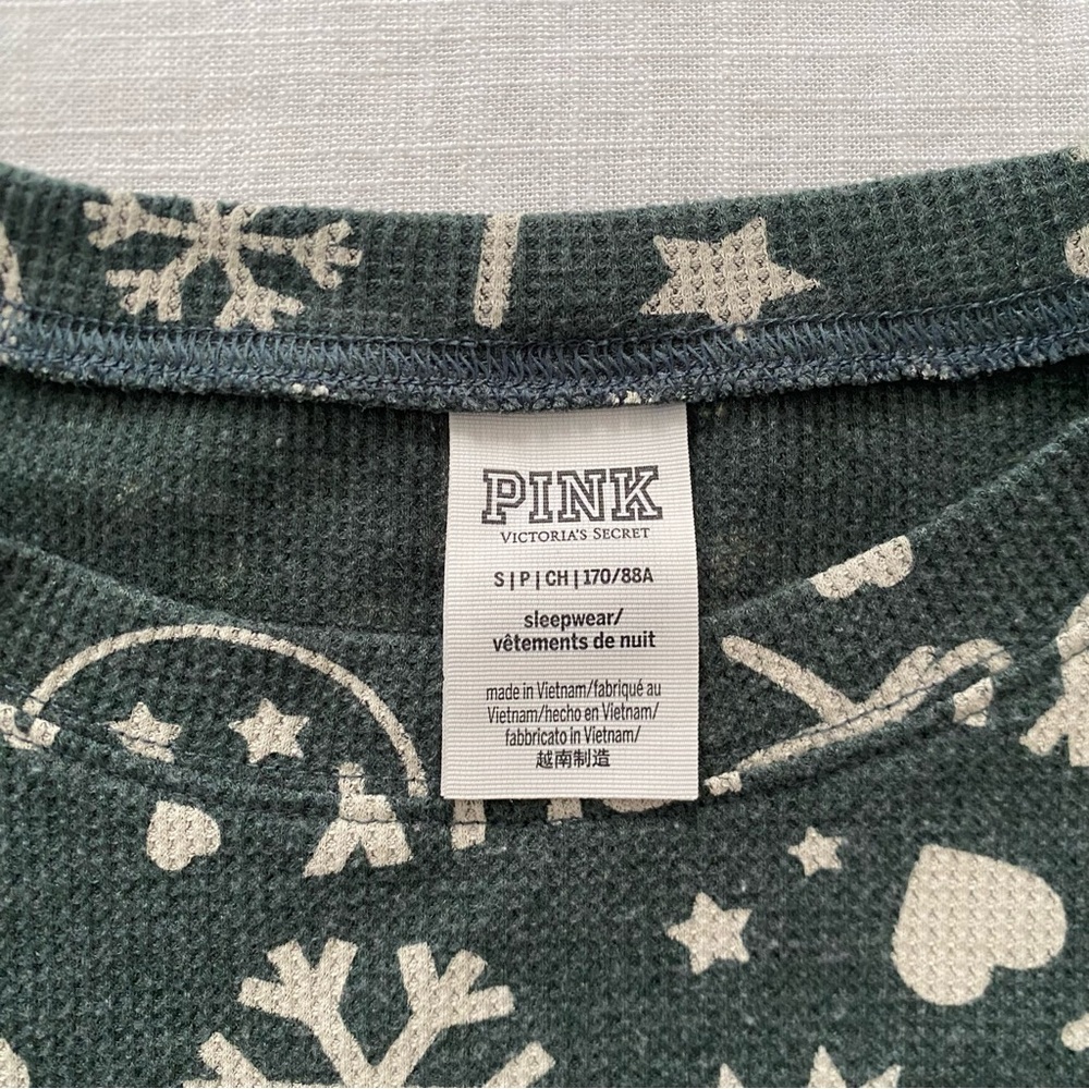PINK Victoria's Secret Snowflake Graphic Top - Picture 2 of 3
